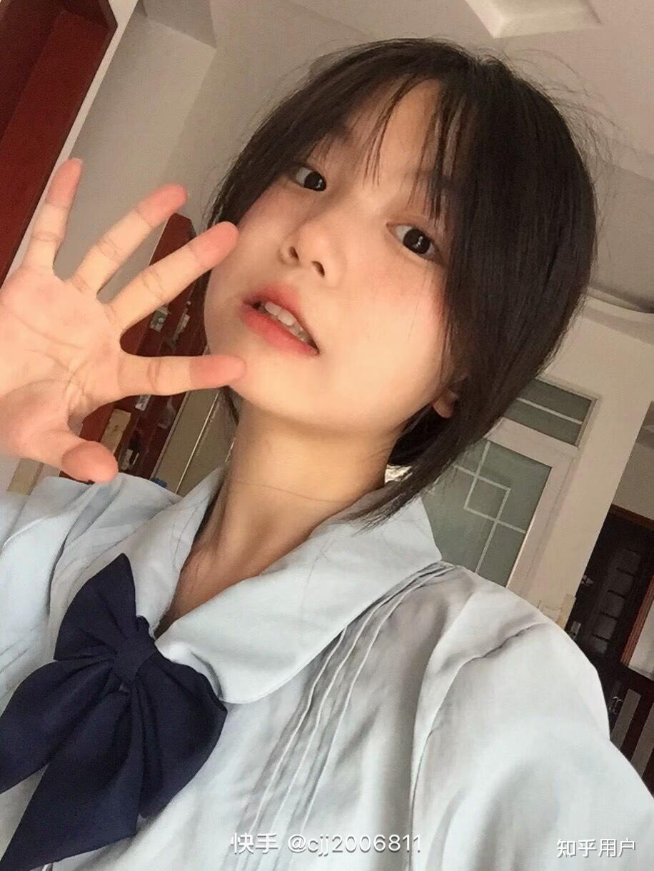 如何评价快手佳佳今天也很困的颜值