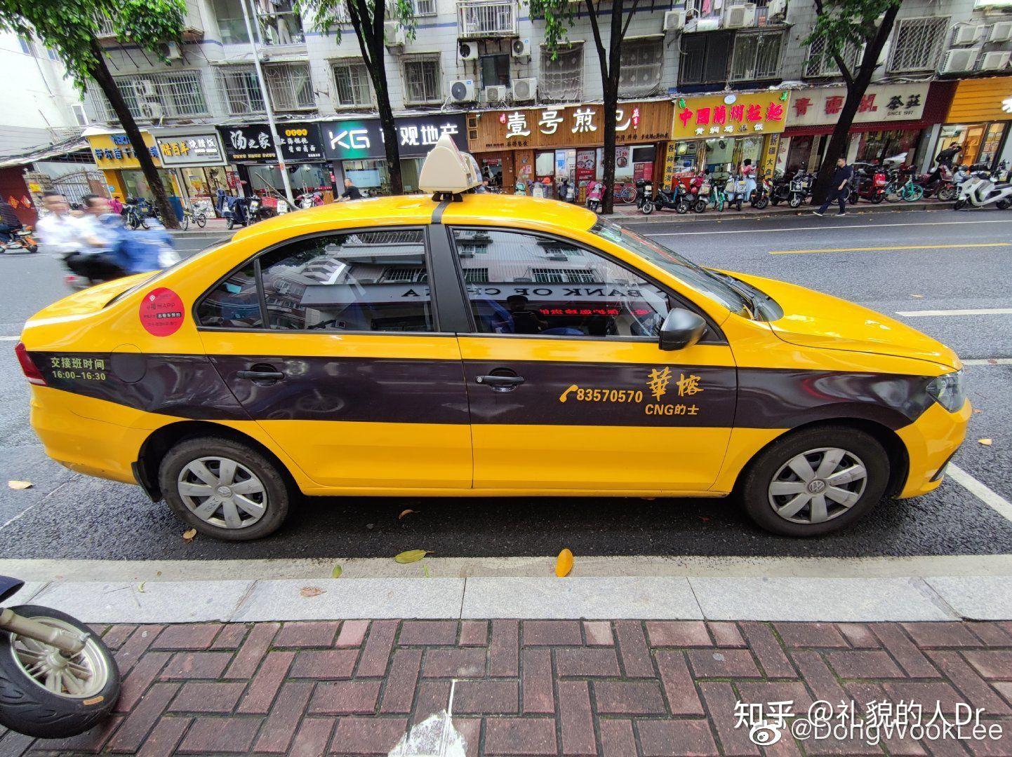 为什么国内很多出租车是蓝色或绿色的?