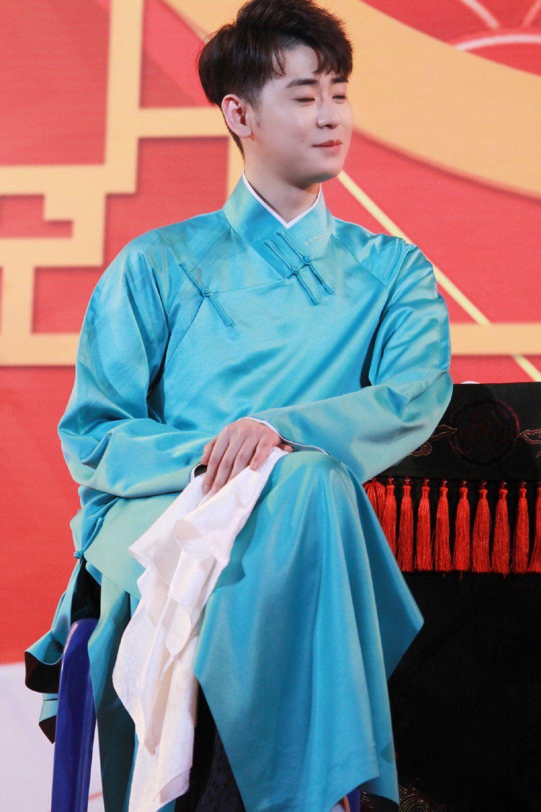 姐妹们最喜欢的张云雷的大褂是哪一件? - 知乎