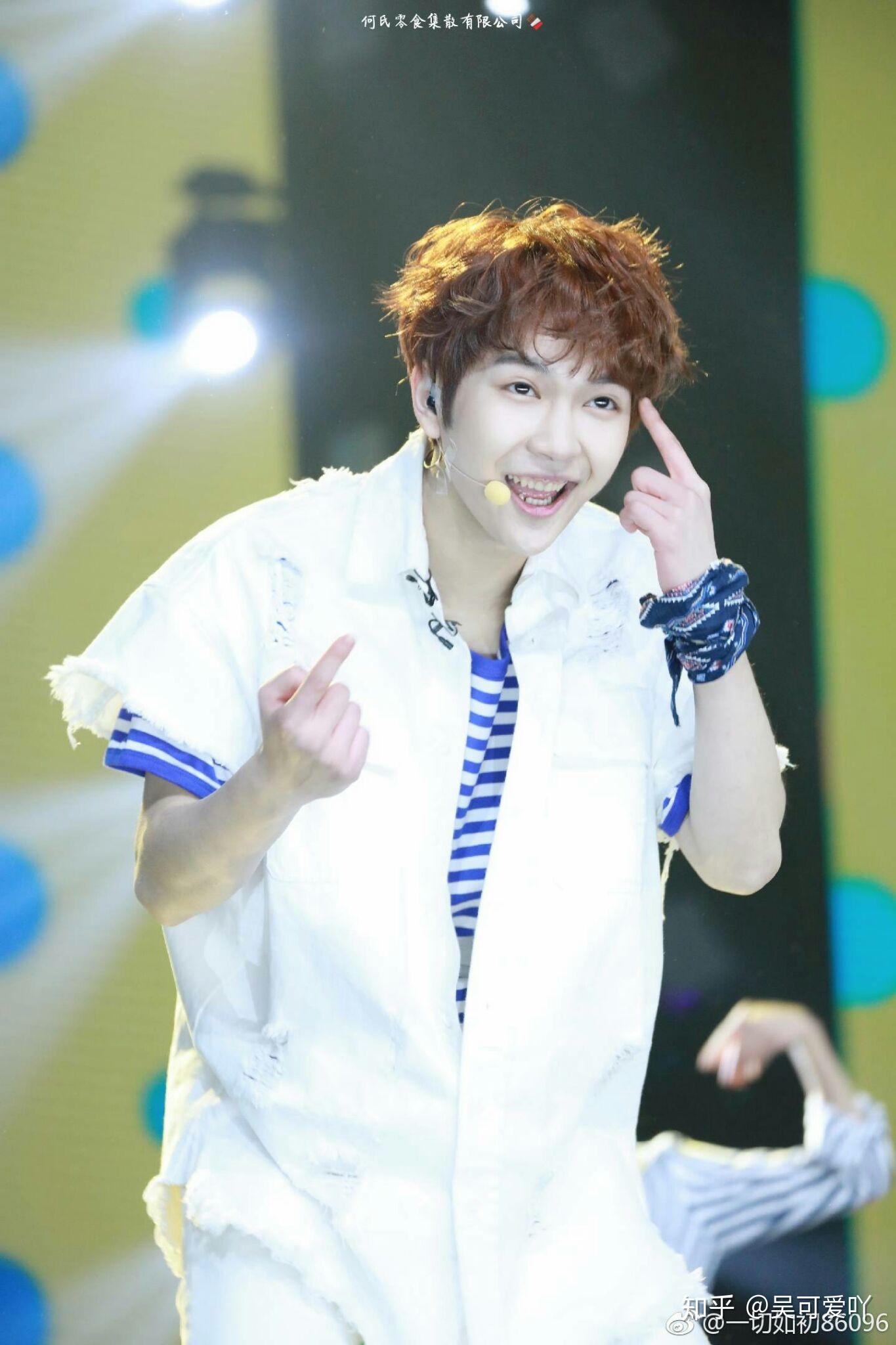 有没有何屹繁好看照片啊