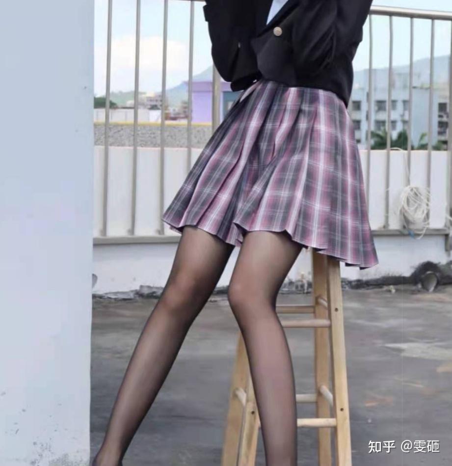 女生在校园穿着jk短裙时,会搭配黑色丝袜嘛? - 知乎