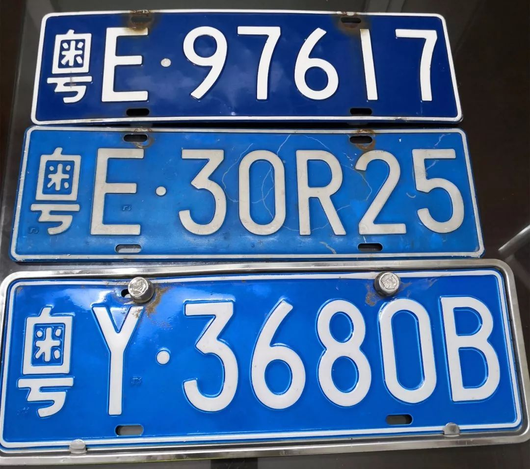 感觉中国蓝底白字的车牌很丑是纯粹因为美学还是受发达地区很多是白底