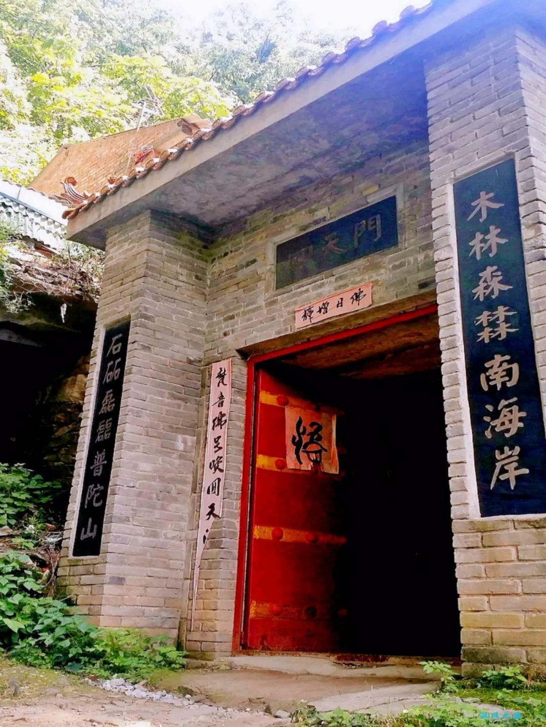 请教有没有文化人能帮忙看看这幅对联里的字是什么意思?最好可以帮忙辨认下发音,然后这种字怎么查询? - 知乎