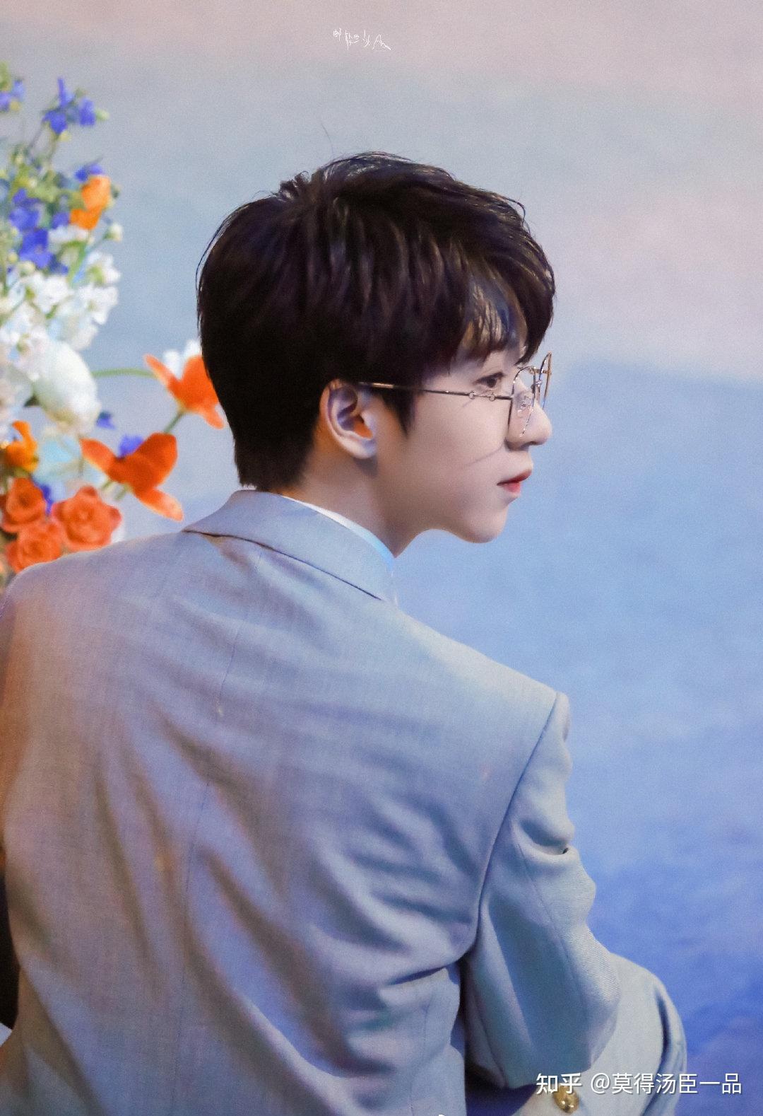 有没有贺峻霖背影图