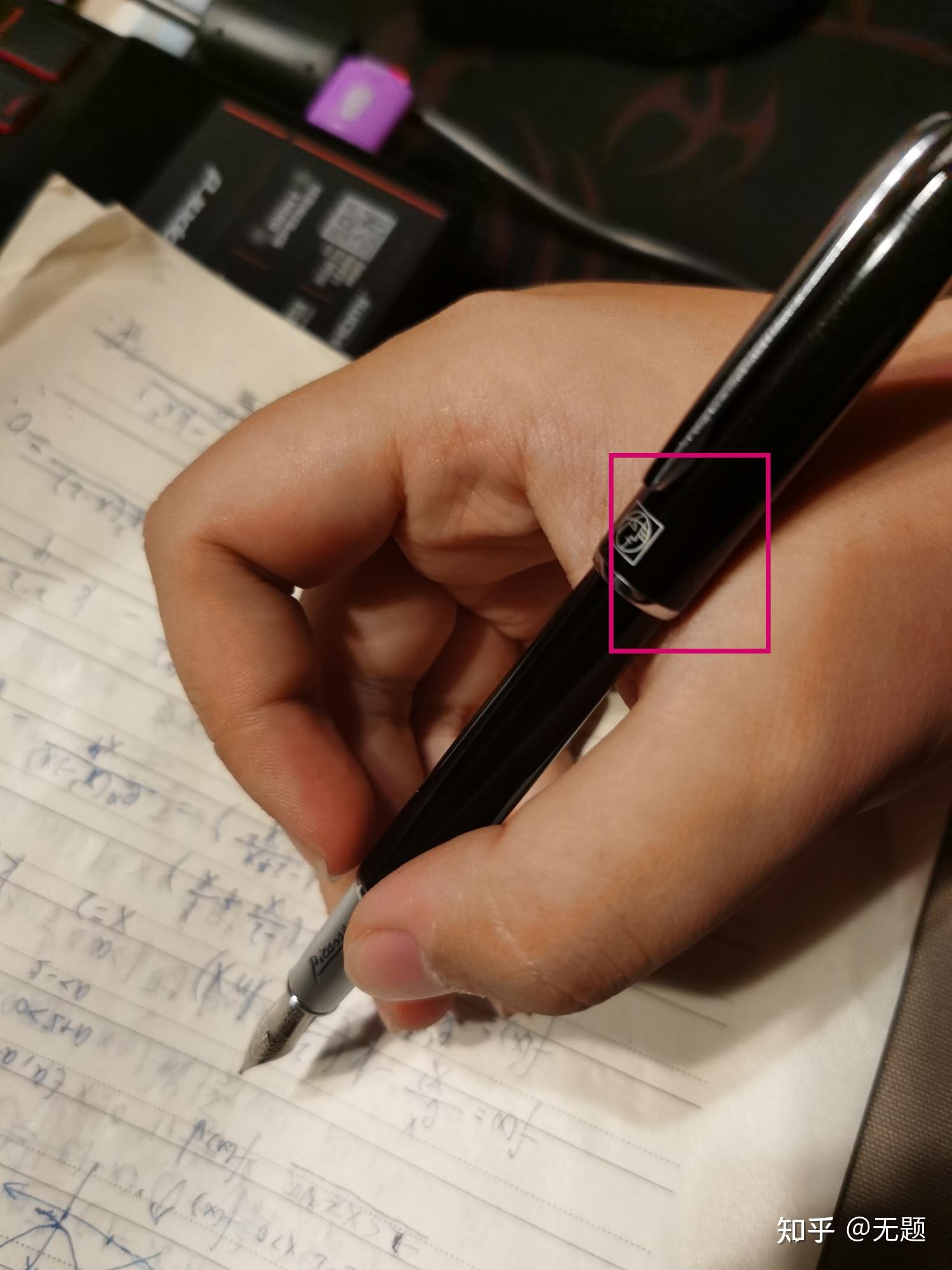 请问钢笔的正确握姿是什么样的,最好有图,拇指和食指能不能解触呢?