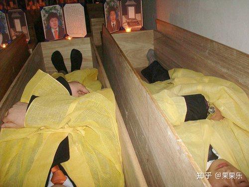 如果假死被拉进火化炉,刚烧到一半突然醒了,该怎么呼救? - 知乎