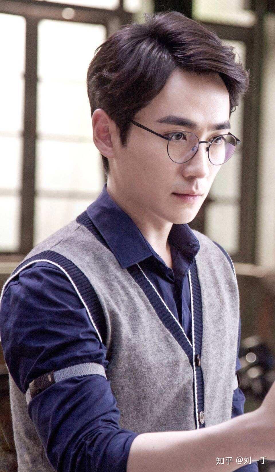 能发一些戴眼镜的帅哥斯文败类照片给我吗真的好喜欢啊