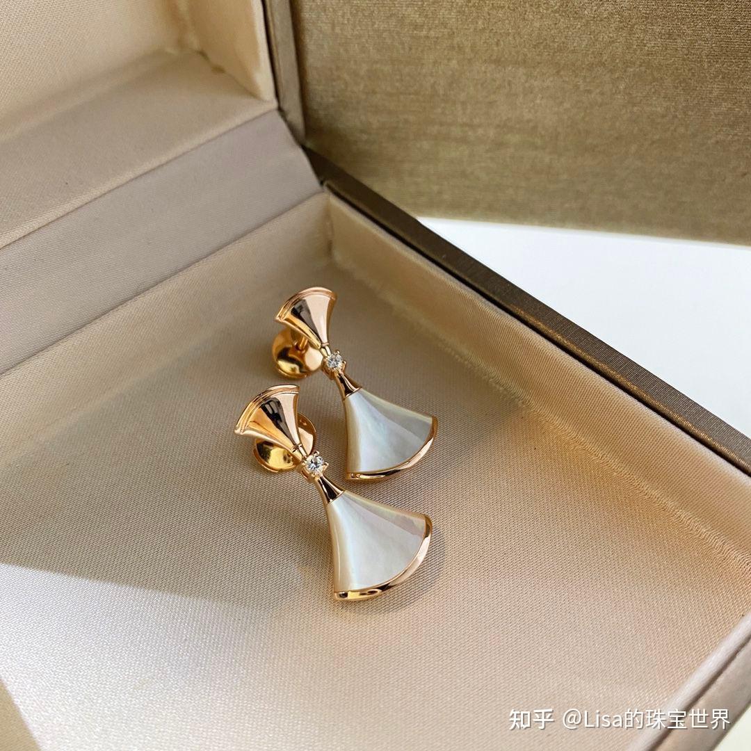 宝格丽珍珠耳环有哪些标志性的设计元素?