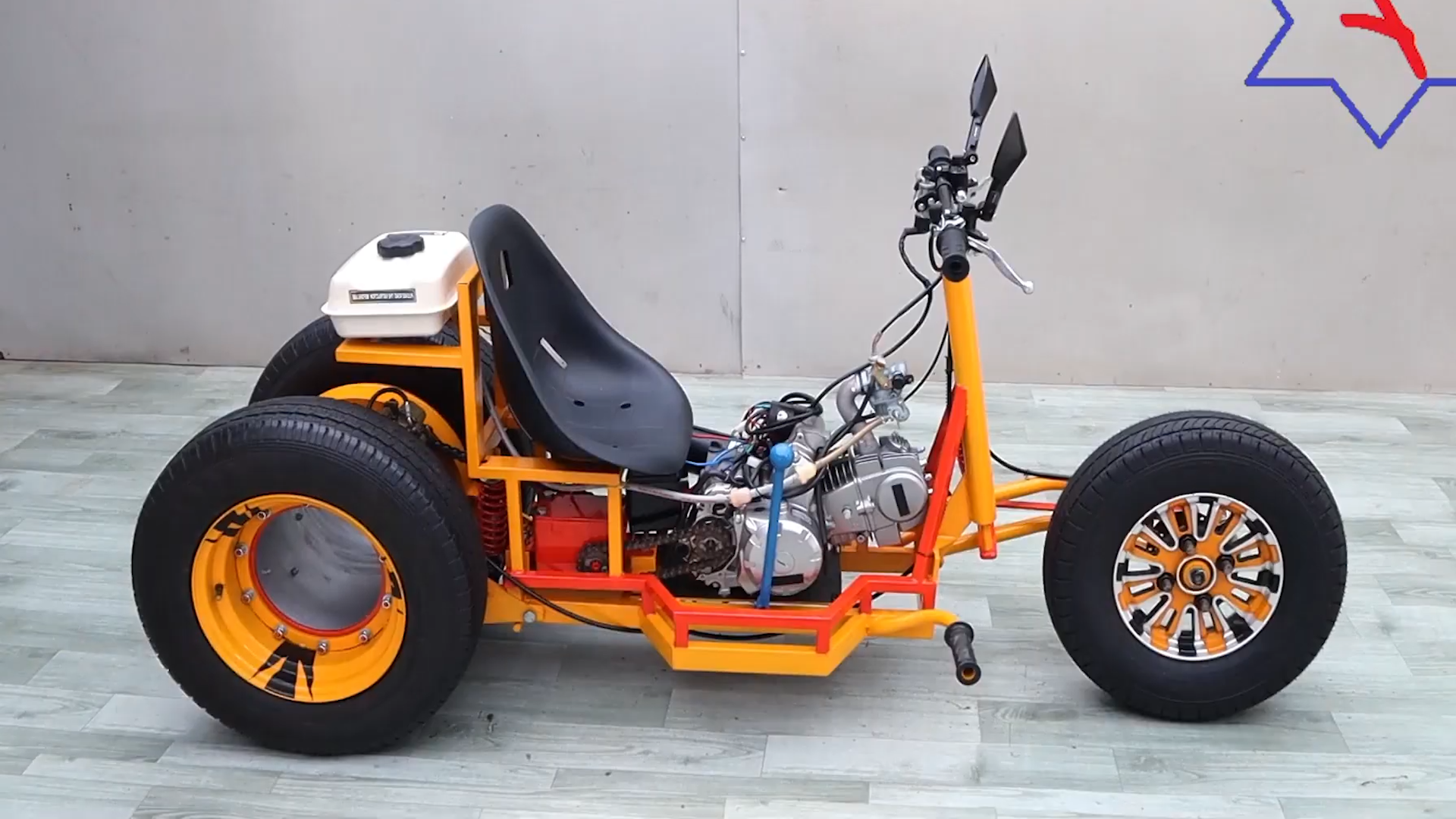 小伙用简易材料就自制出三轮摩托车,手艺太绝了