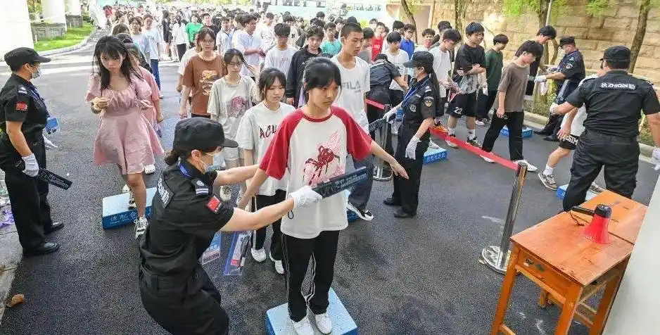 多地高考安检要求戴眼镜考生摘镜查验，以防智能眼镜作弊，如何看待这一措施？为啥今年会加强眼镜检查？