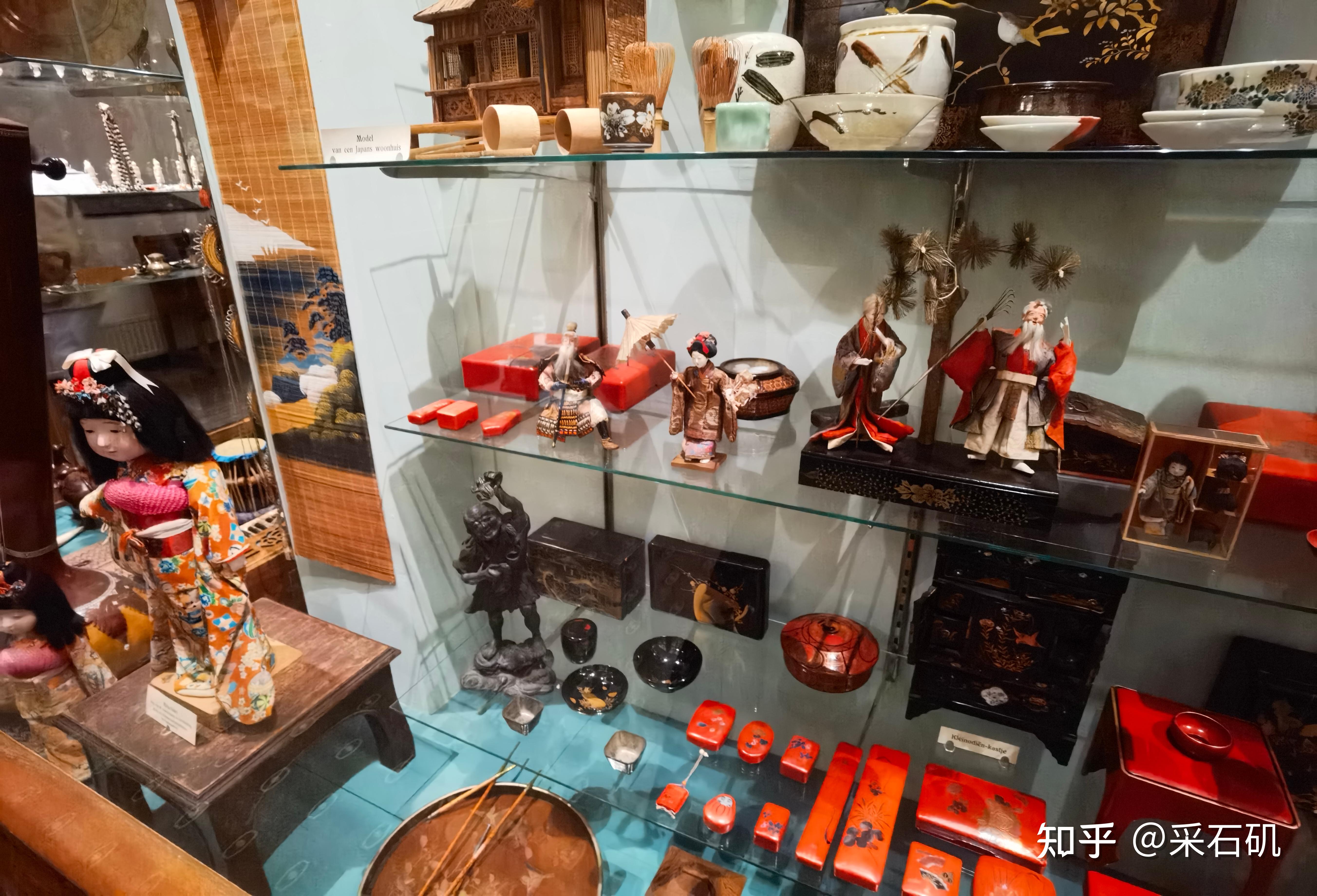 该博物馆主要展示与天主教传教士相关的展品,包括家庭用品,传教士照片