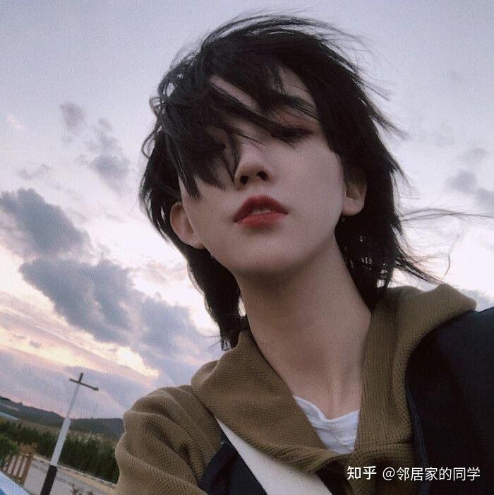 有什么中性风短发酷酷的女生的头像吗? - 知乎