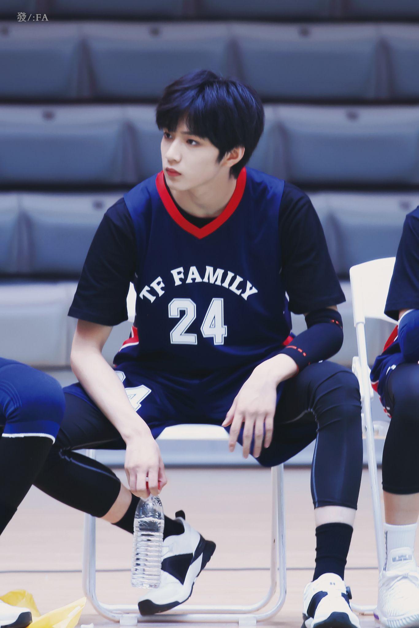 蹲下刘耀文神图可以做墙头的那种谢谢