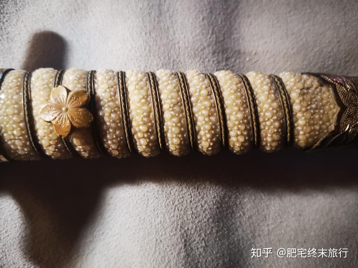「金菊」 板目肌 銅鍍金装 珍珠魚皮拵 日本刀 模造刀 鑑賞用 高級本格居合刀 关于IJN海军军刀装具的一些小科普——鱼皮鞘（假-收藏科普，真