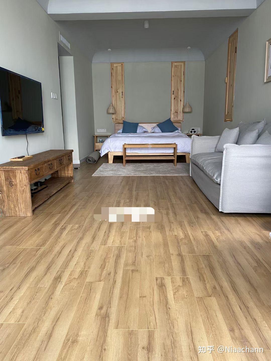 请问这种胡桃色的木地板白色乳胶漆墙面怎么搭配家具呀