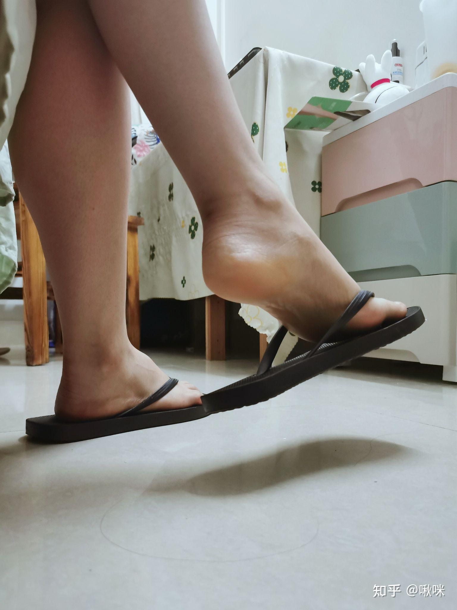 女生夏天穿运动凉鞋是穿袜子还是光脚? - 知乎