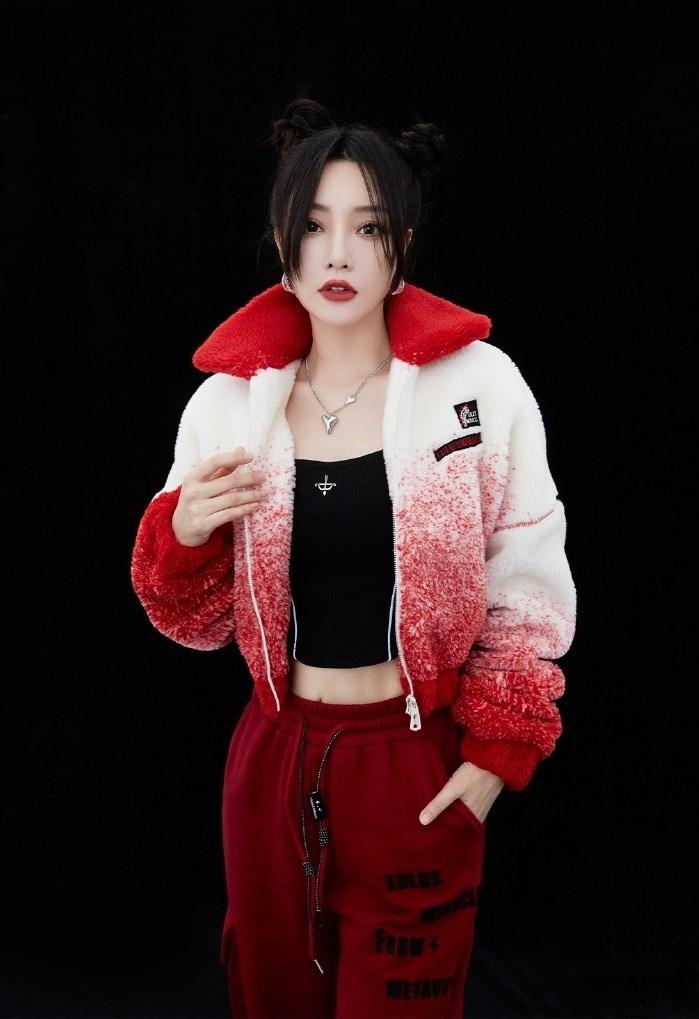 年底又该穿红色了,实在不知道怎么穿可以学李小璐这样,真时髦