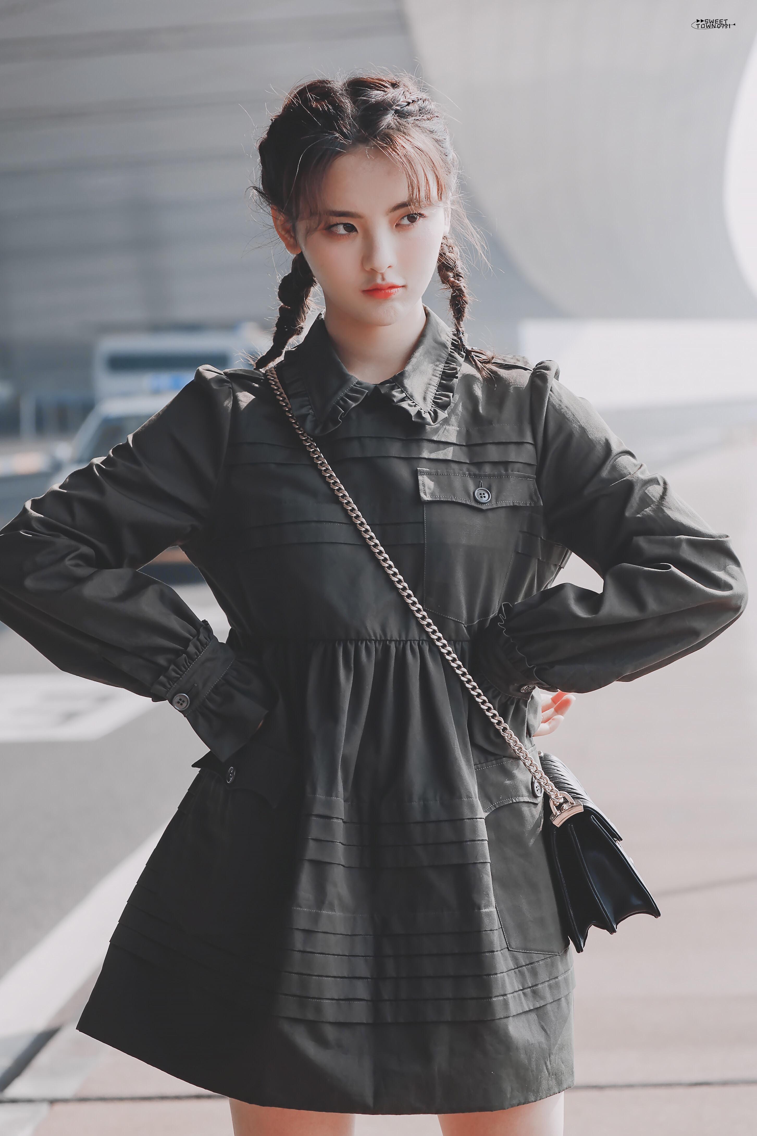 如何评价杨超越在miumiu2020春夏巴黎时装周的看秀造型