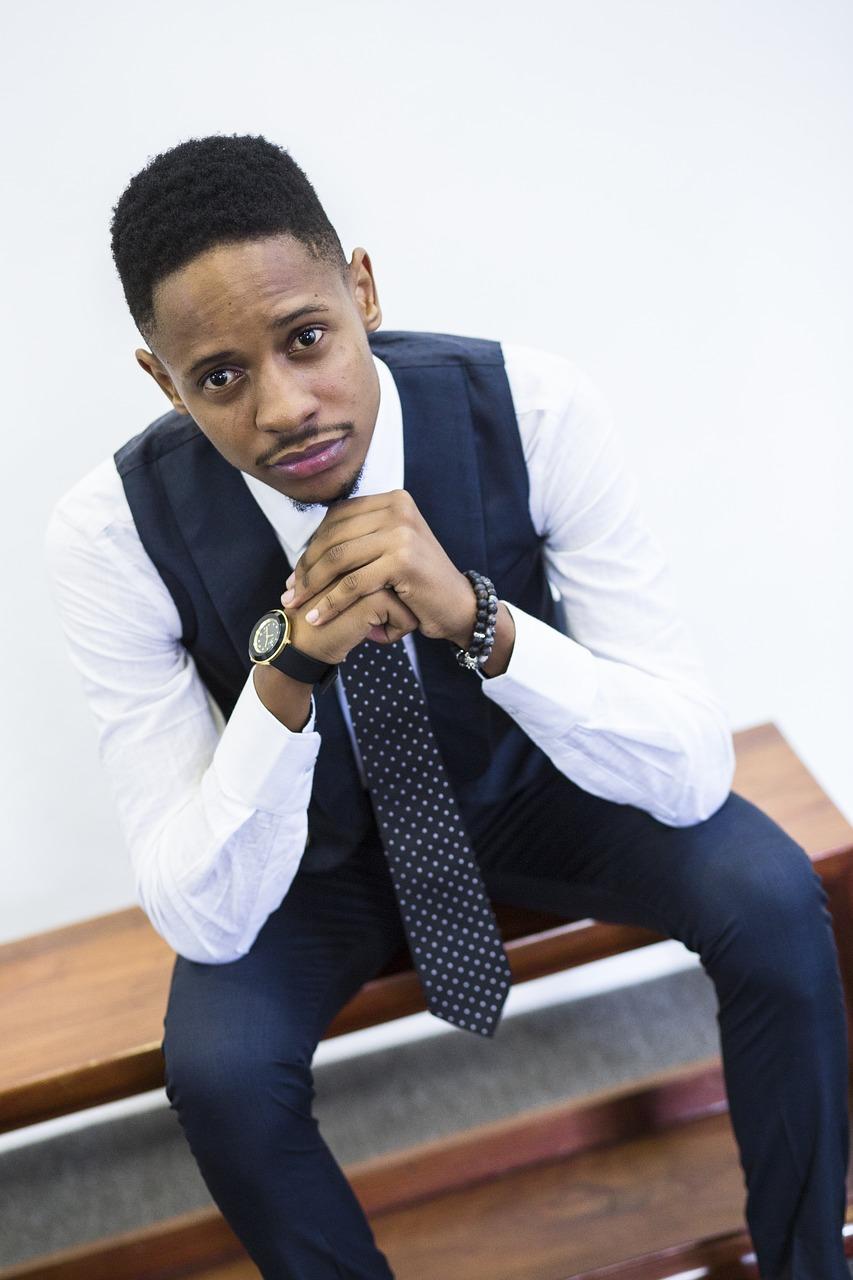 2. 简约黑色领带