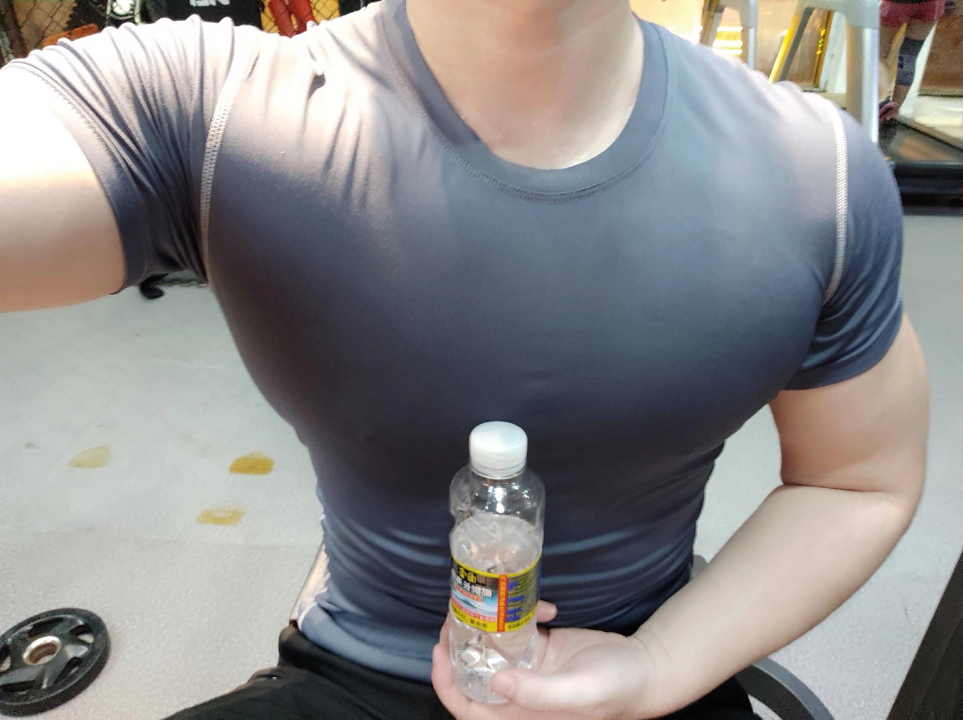 男生胸肌大,会有什么烦恼呢?