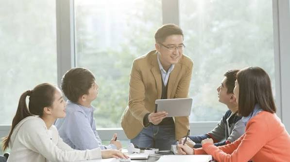 高校发倡议规范使用得体庄重的「老师」称谓，严禁学生称辅导员为「哥、姐」，你怎么看？