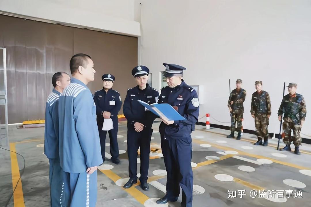 刑满出狱图片