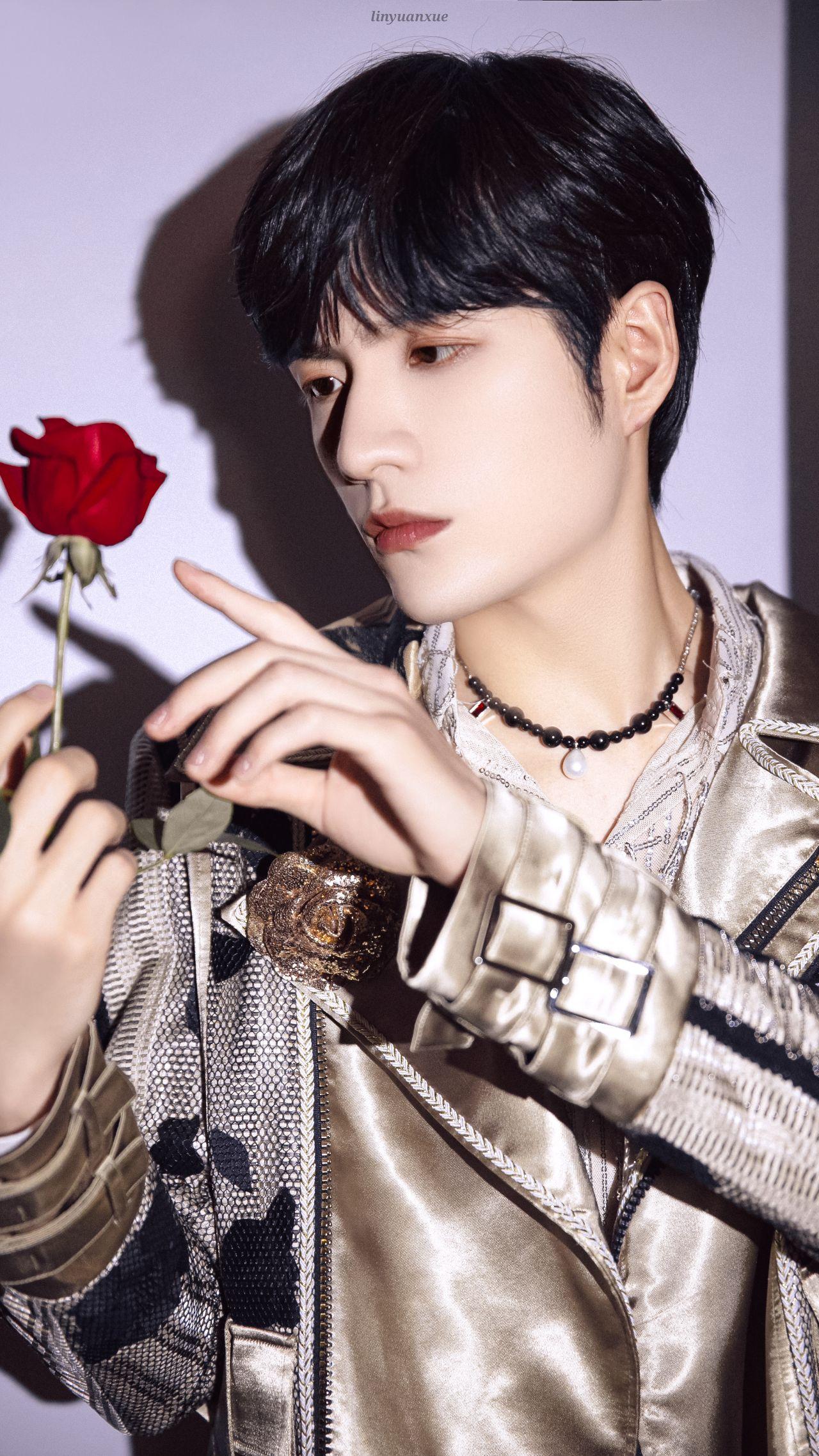 有没有什么r1se的神仙图片 可以做背景的那种?