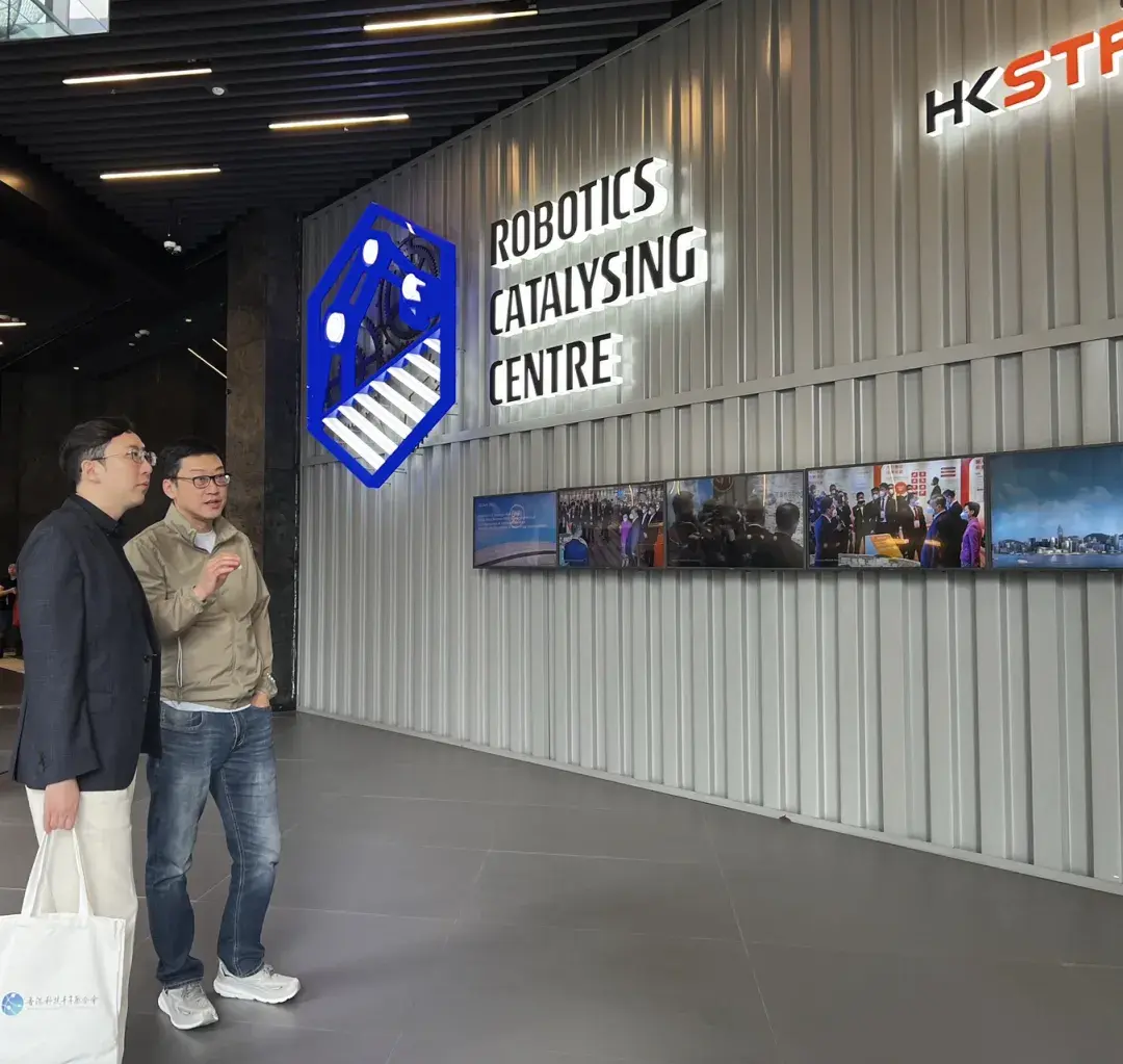 香港凤凰卫视的领导和老师还邀请我去大埔的总部坐了坐