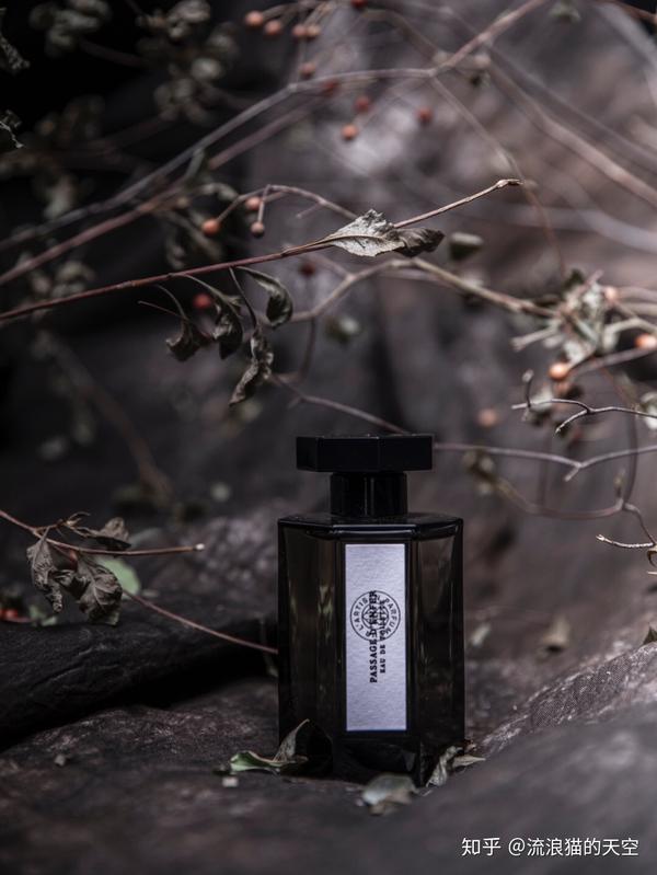 能推荐一些适合女生的闻起来很冷冽又小众的香水吗?