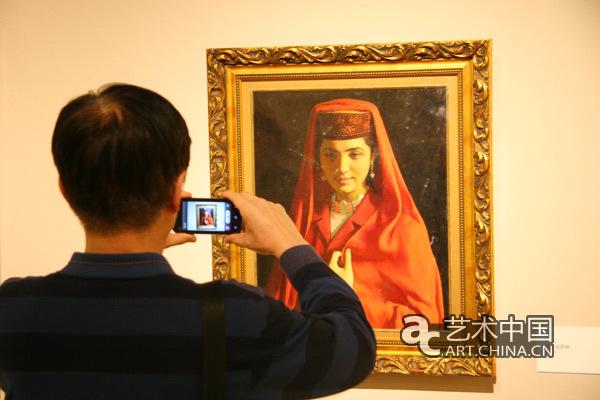 【美术大观园】:油画家岑道伟带你解读名画——靳尚谊的《塔吉克新娘