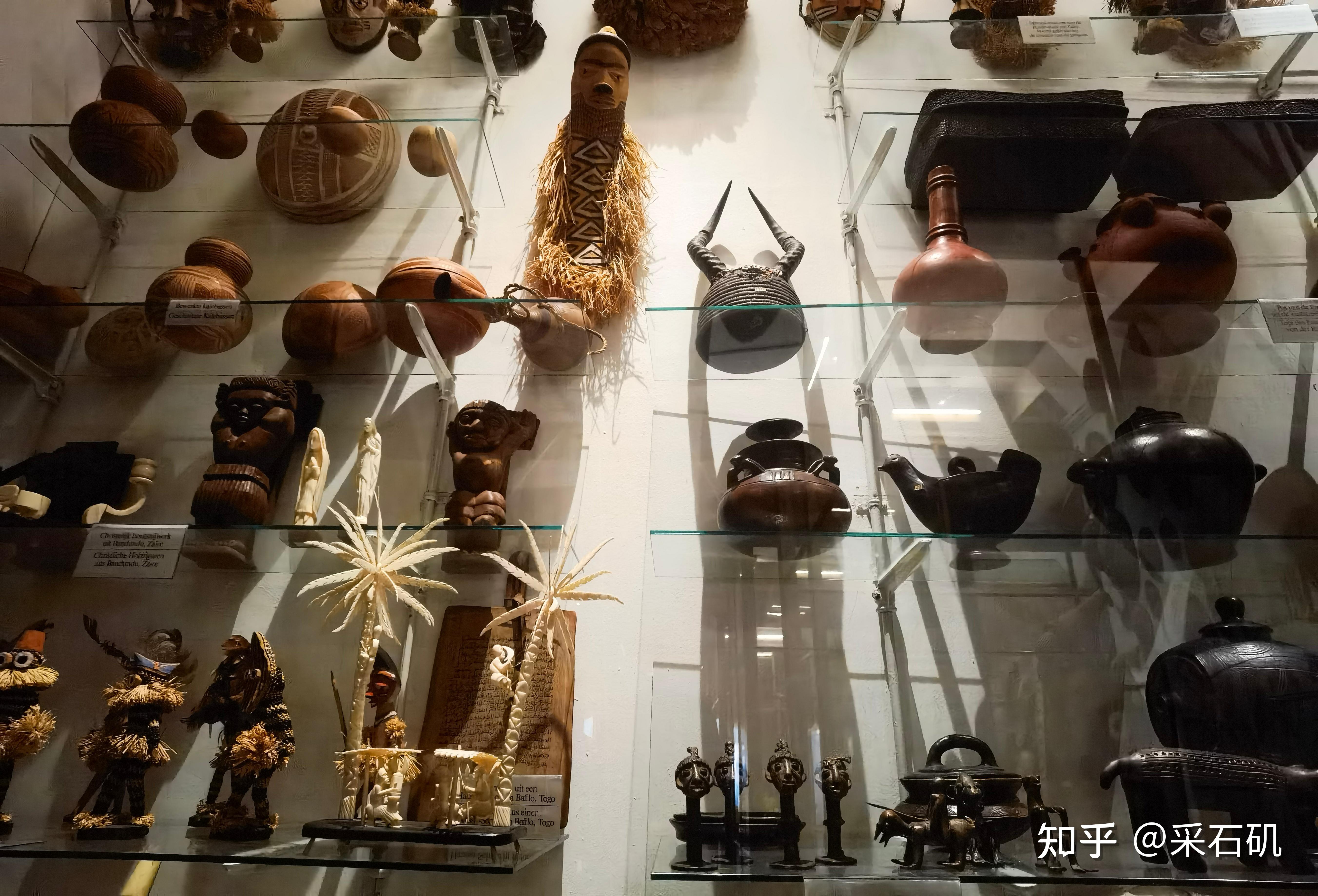 该博物馆主要展示与天主教传教士相关的展品,包括家庭用品,传教士照片