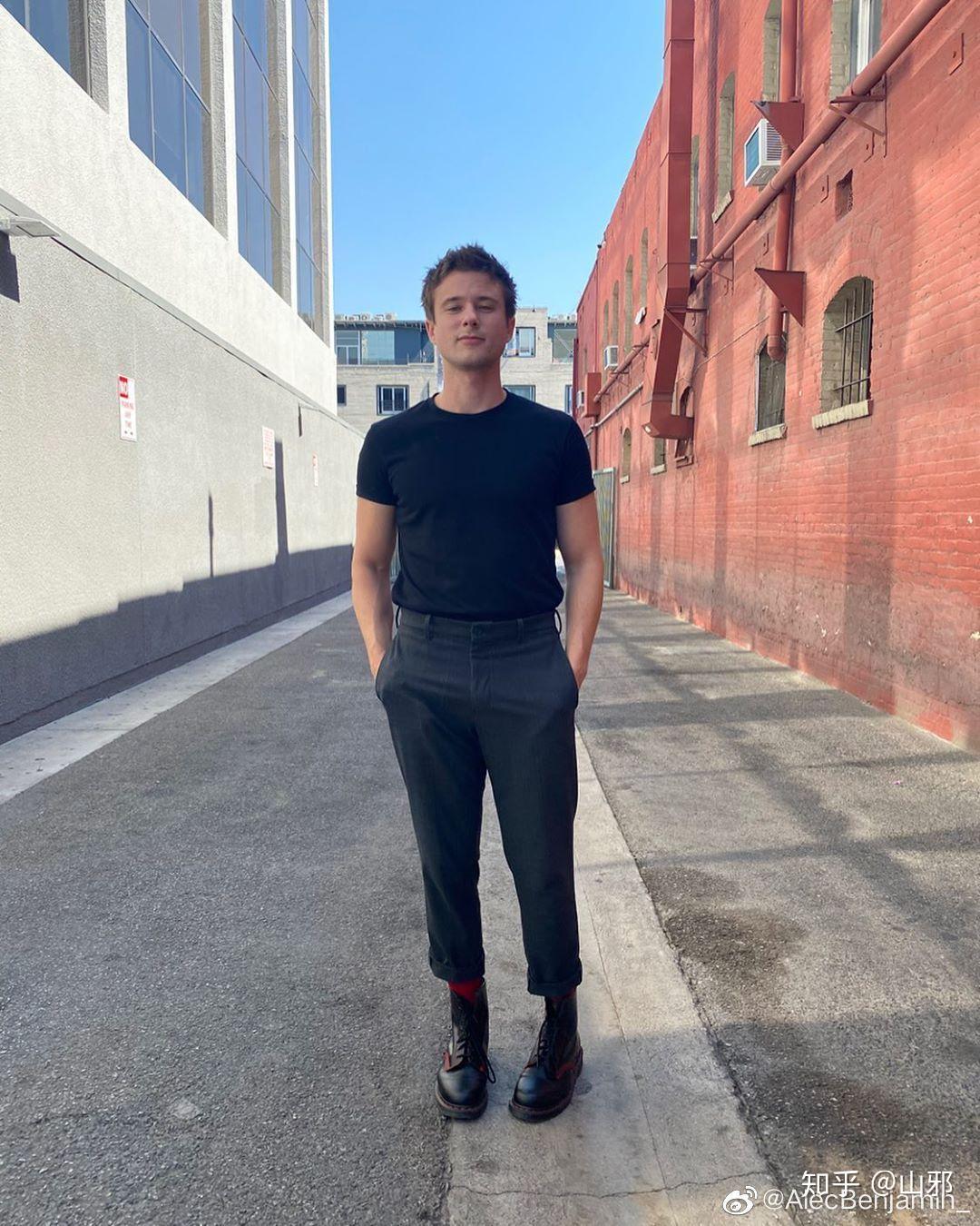 如何评价歌手alecbenjamin