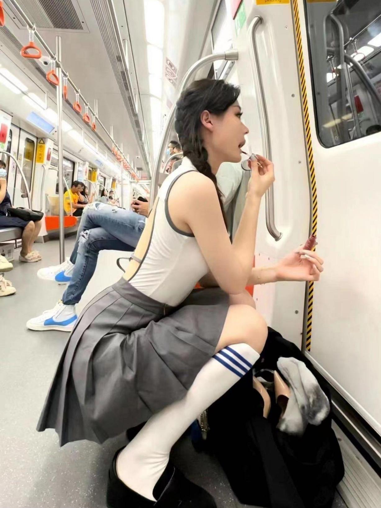 为什么街上很多女生会穿两双袜子