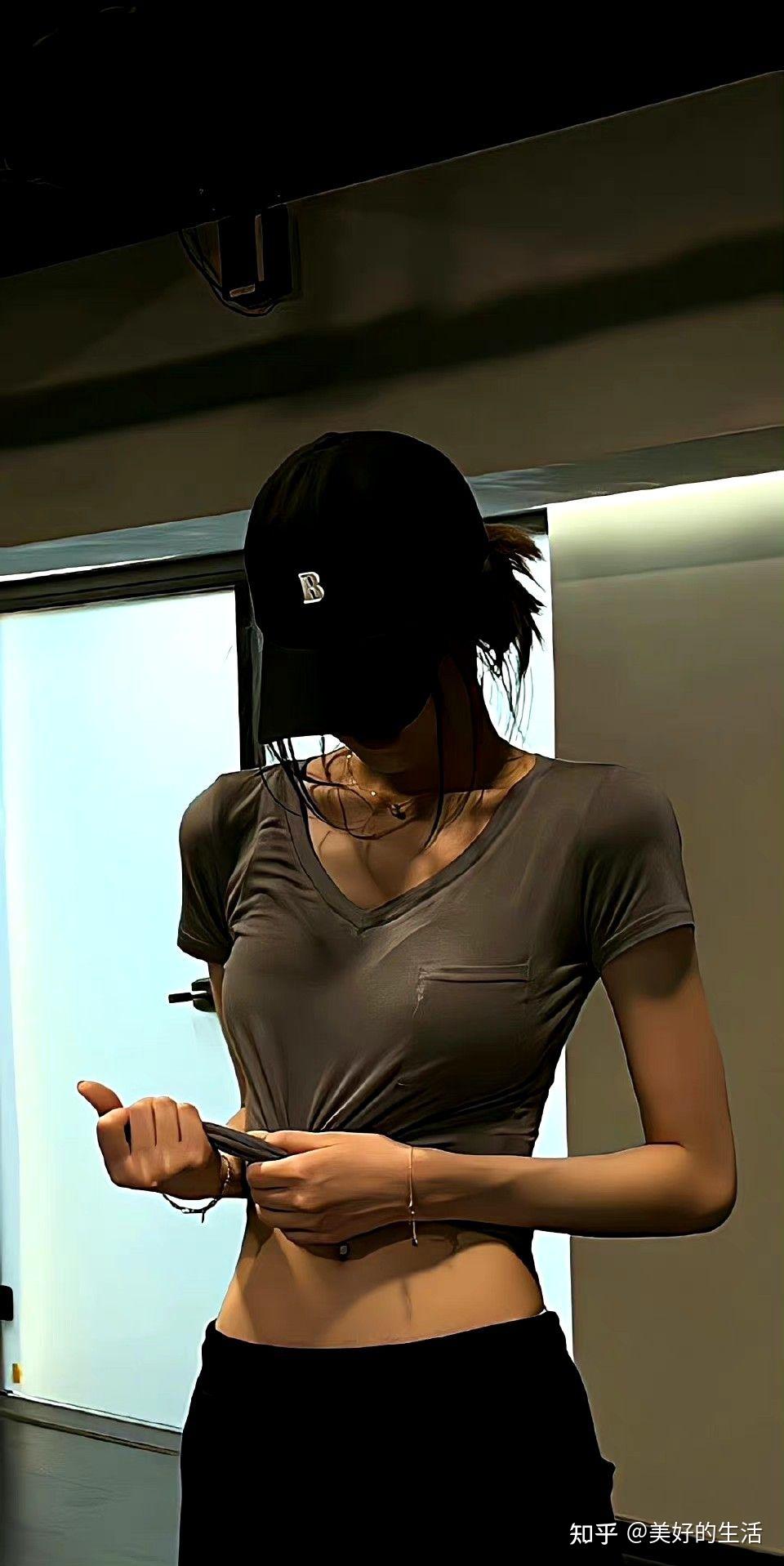 大家都是怎么看待那些穿着很暴露的女生的? - 知乎