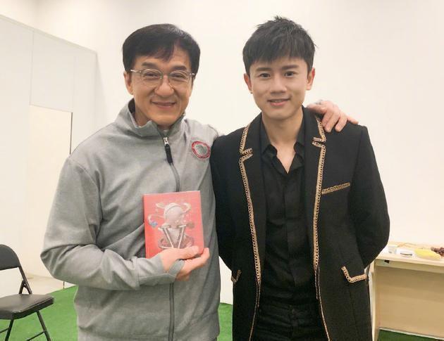 如何看待硬糖少女与成龙合影底下评论又玻璃心泛滥