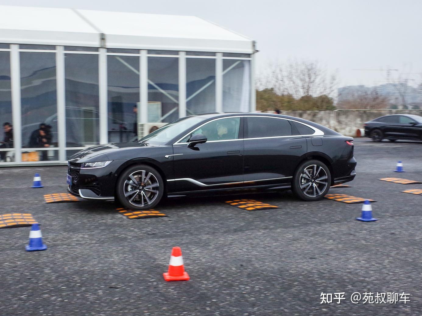 中大型车,可油可电,还有魔毯悬架!试驾岚图追光PHEV - 知乎