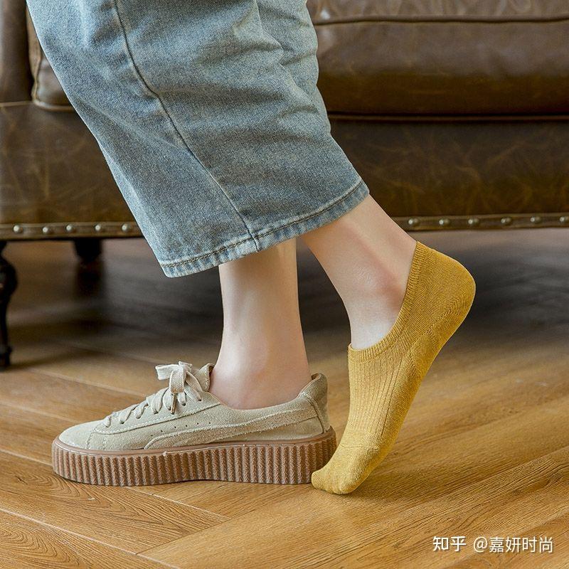 女生夏天穿帆布鞋或者运动鞋穿袜子吗还是光着脚穿