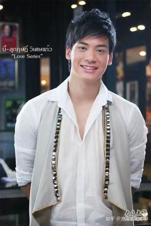 泰国男明星bie sukrit在泰国有多火,一年的收入大概是多少呀@周振浩?