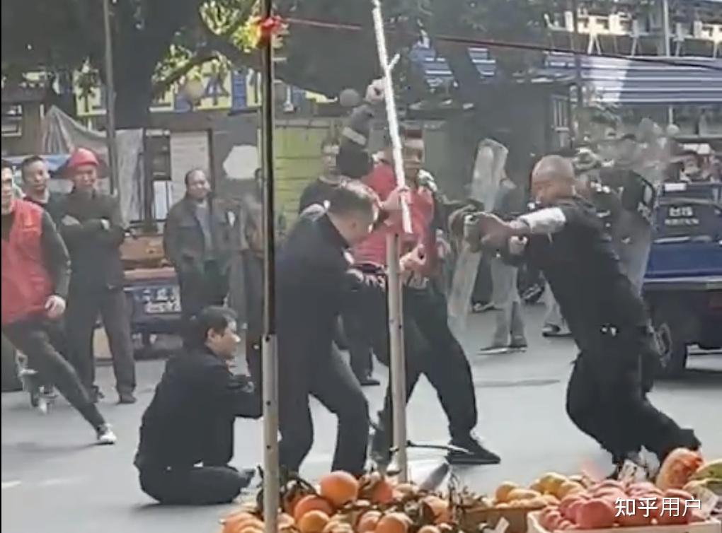 广州一男子「持刀行凶还追着警察砍」,当地派出所「行凶者已被抓,无人受伤」,行凶者可能面临哪些刑罚? - 知乎