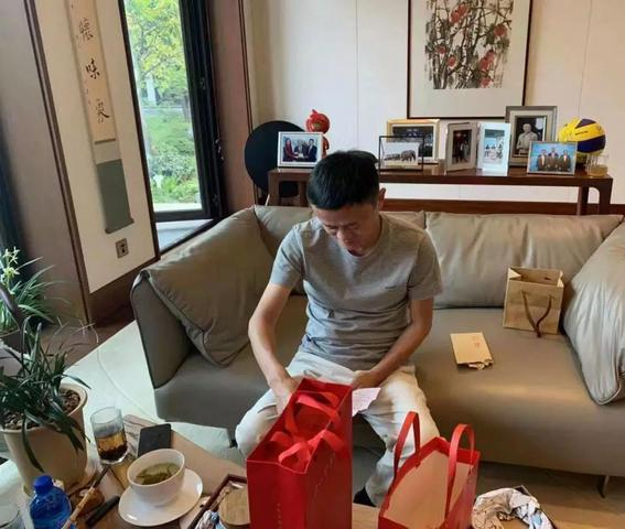 马云用的什么茶桌网友这就是大佬的眼光