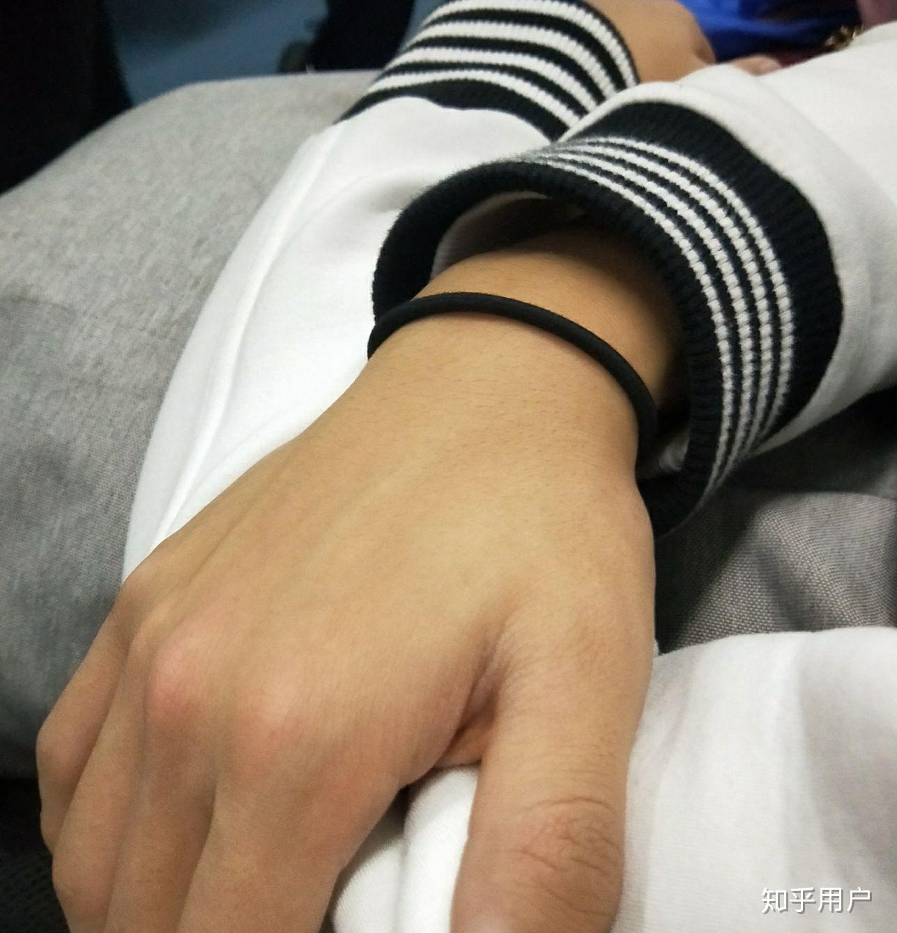 男生手上戴了皮筋是什么意思? - 知乎