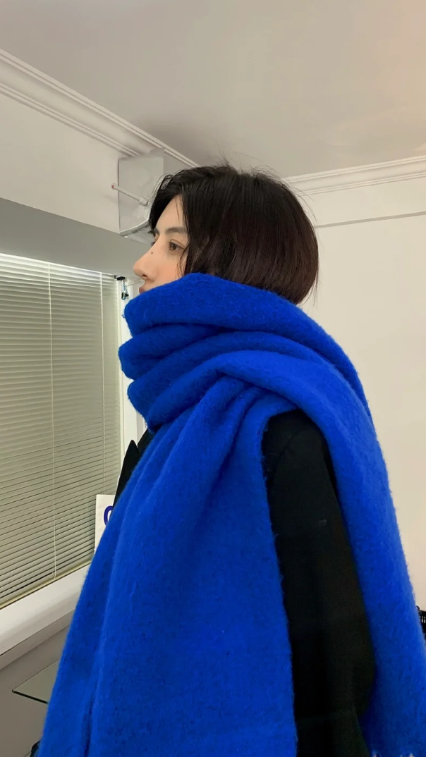 克莱因蓝在服装中使用真的好看且好搭配吗