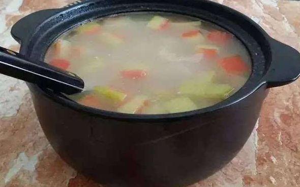 水占人体比例的2/3,说人是水组成的一点也不为过.