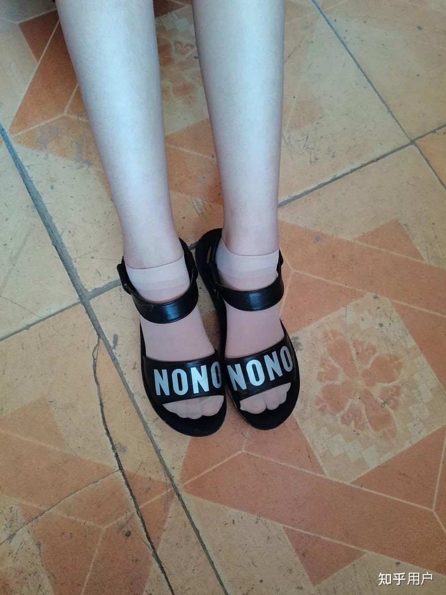 我是女孩,喜欢光脚穿凉鞋,可是父母说女孩赤脚不雅,我要是光脚被他们