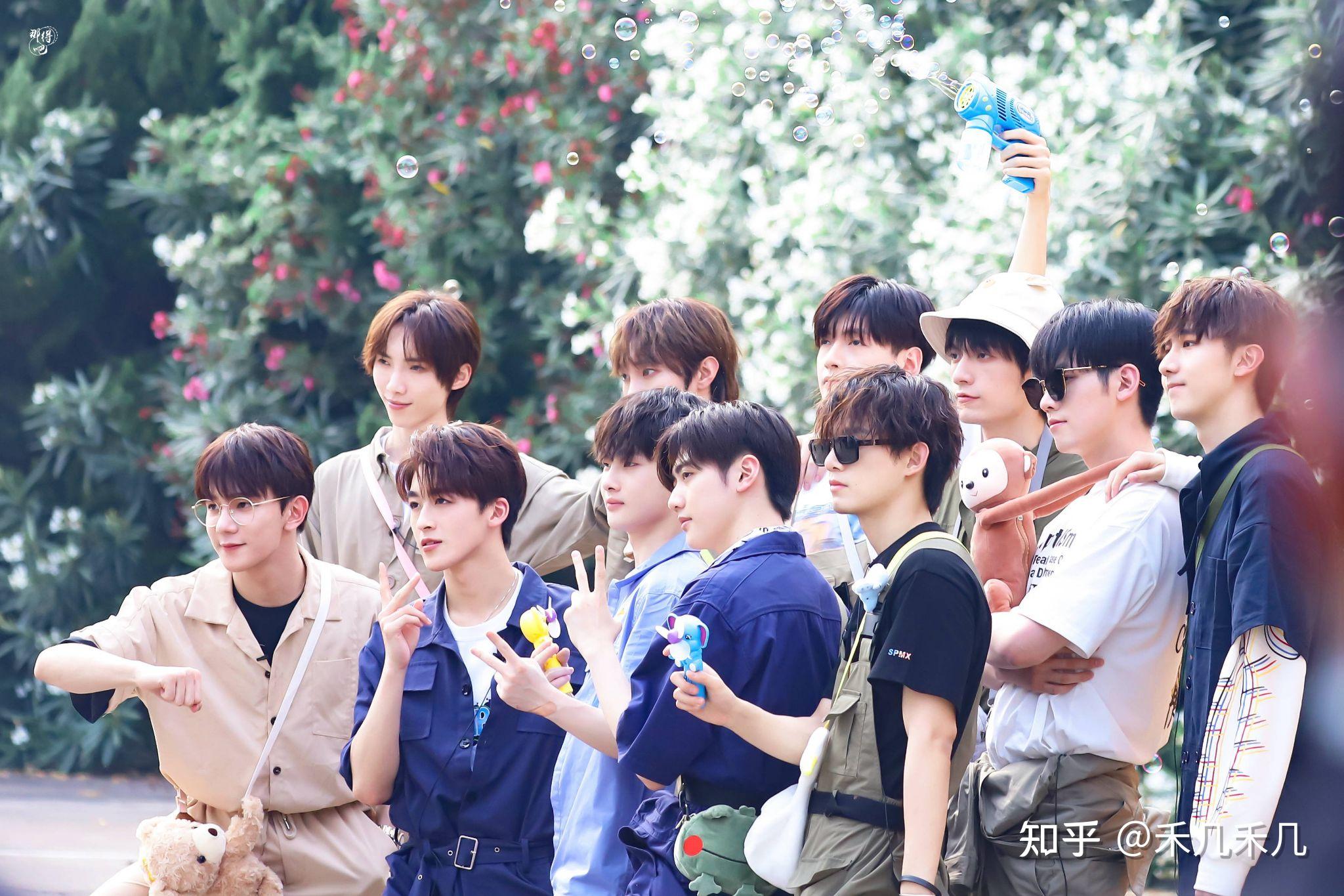 这里是r1se的小十二希望大家写出想祝福r1se毕业的看法?