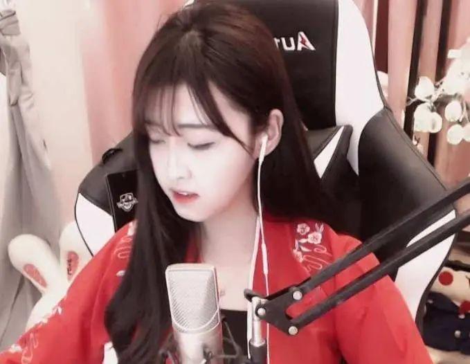 LOL王者女主播董虎牙直播_NBA直播_足球篮球英超欧洲杯高清体育赛事月月整容失败！想要网红脸结果下巴整歪了