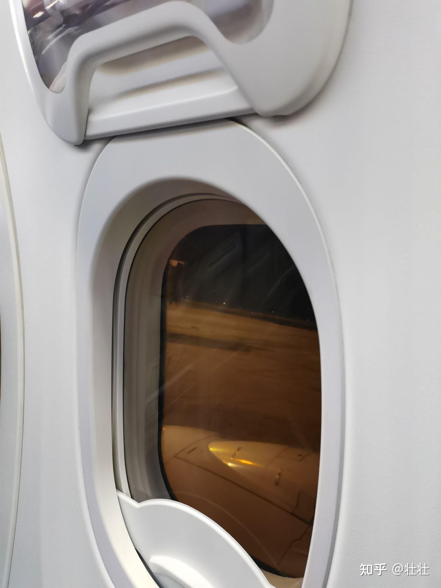 为什么飞机上遮光板通常都是向上推打开,而机翼位置窗户的遮光板是