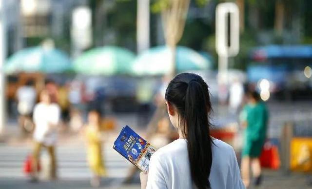 为啥街边发传单的会把传单发完,而不是丢到一边,假装发完了? - 知乎