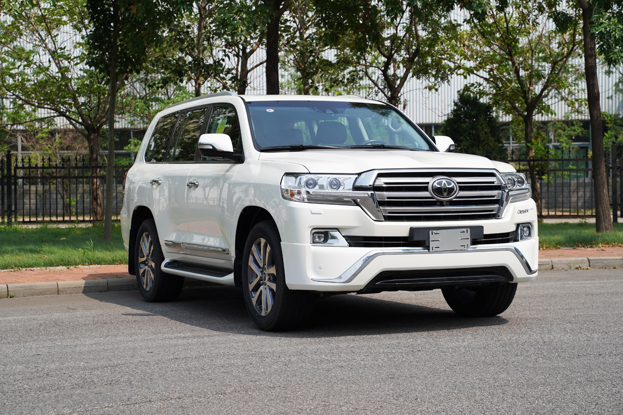 平行进口车实拍越野王者的风范2019款兰德酷路泽带你领略不一样的风景