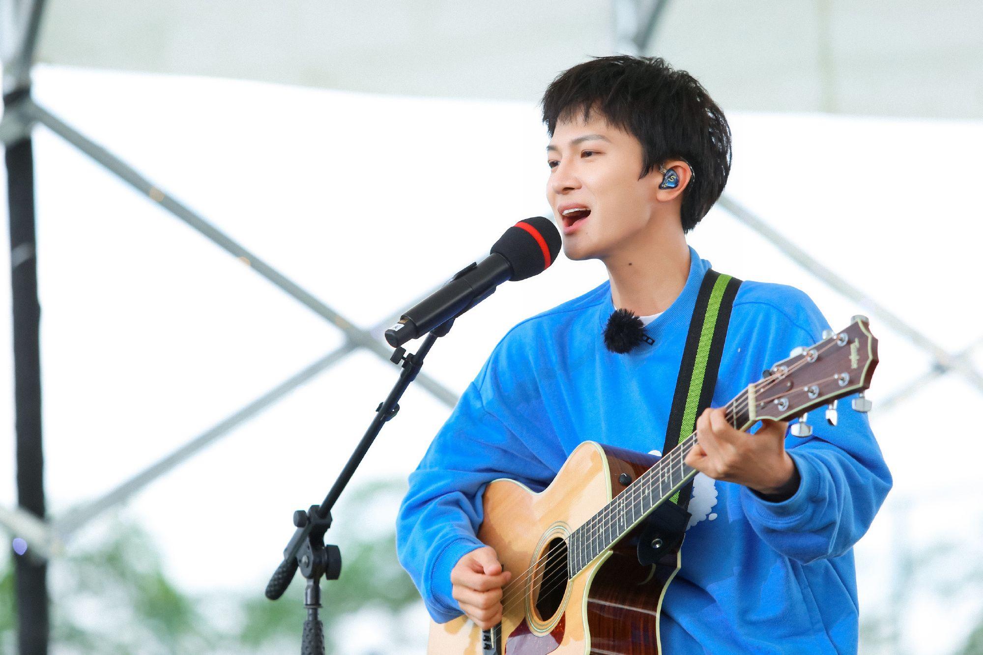 怎样评价周深在《新手驾到》汽车音乐会中演唱的《真夏的樱花》?